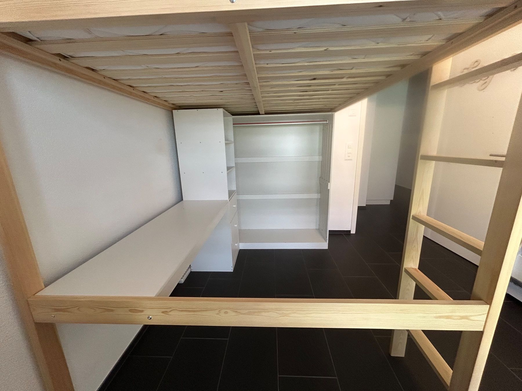 Betten: Kinderbett mit Tisch – Neu (gemäss Beschreibung) aus Greppen von egl_s8y7 1